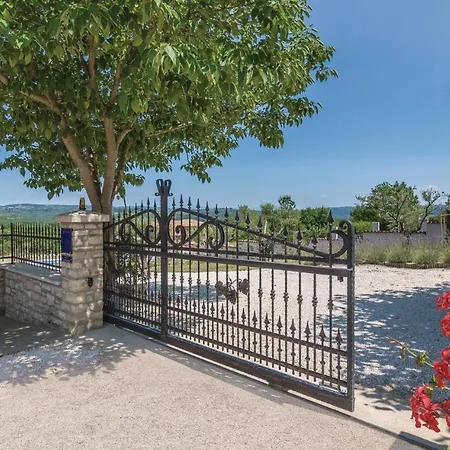 4 Bedroom Awesome In * Nova Vas (Brtonigla)